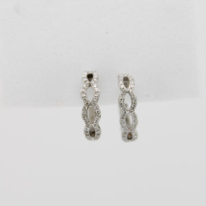 Aretes en oro blanco 14k con diamantes.