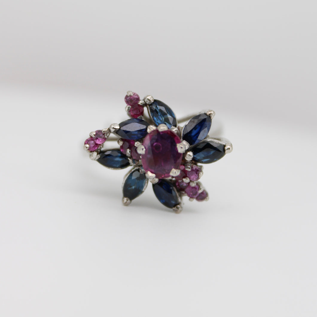 Anillo en paladio con rubíes y zafiros.