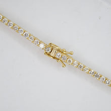 Cargar imagen en el visor de la galería, Brazalete en oro amarillo 14k con diamantes.