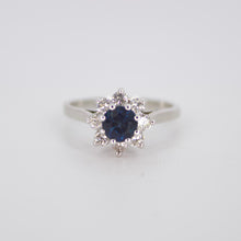 Cargar imagen en el visor de la galería, Anillo en oro blanco 14k con diamantes y zafiro.