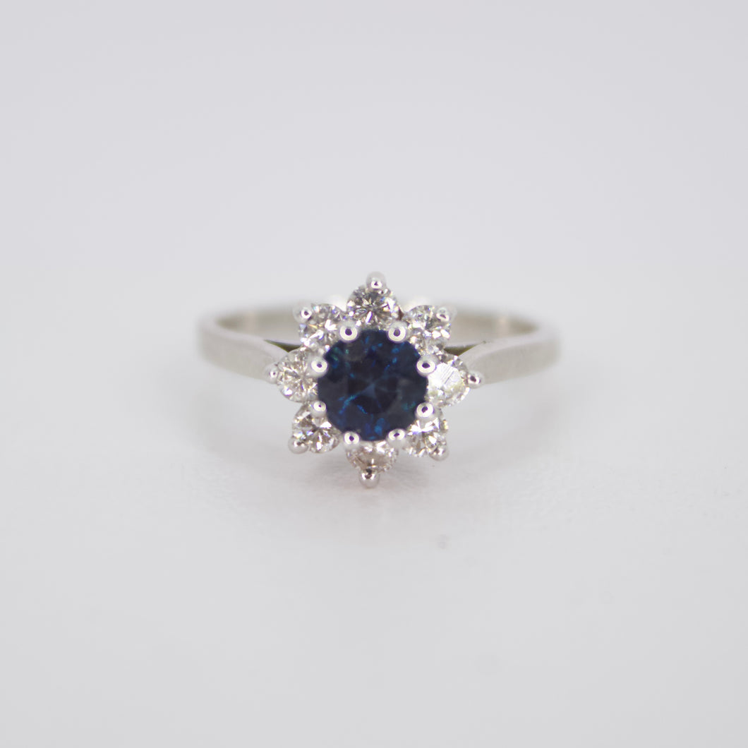 Anillo en oro blanco 14k con diamantes y zafiro.