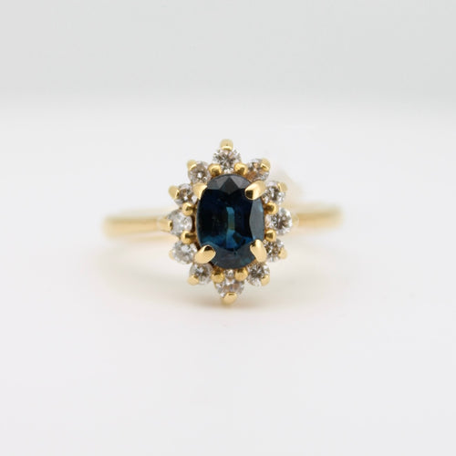 Anillo oro amarillo 18k con zafiro y diamantes.