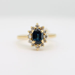Anillo oro amarillo 18k con zafiro y diamantes.
