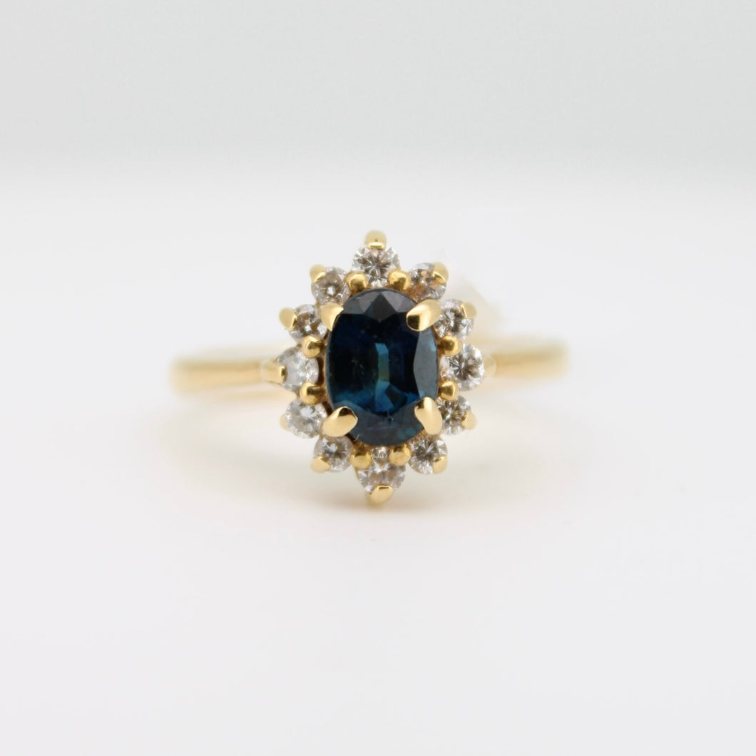 Anillo oro amarillo 18k con zafiro y diamantes.