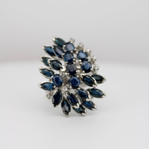 Anillo en paladio con zafiros y diamantes.