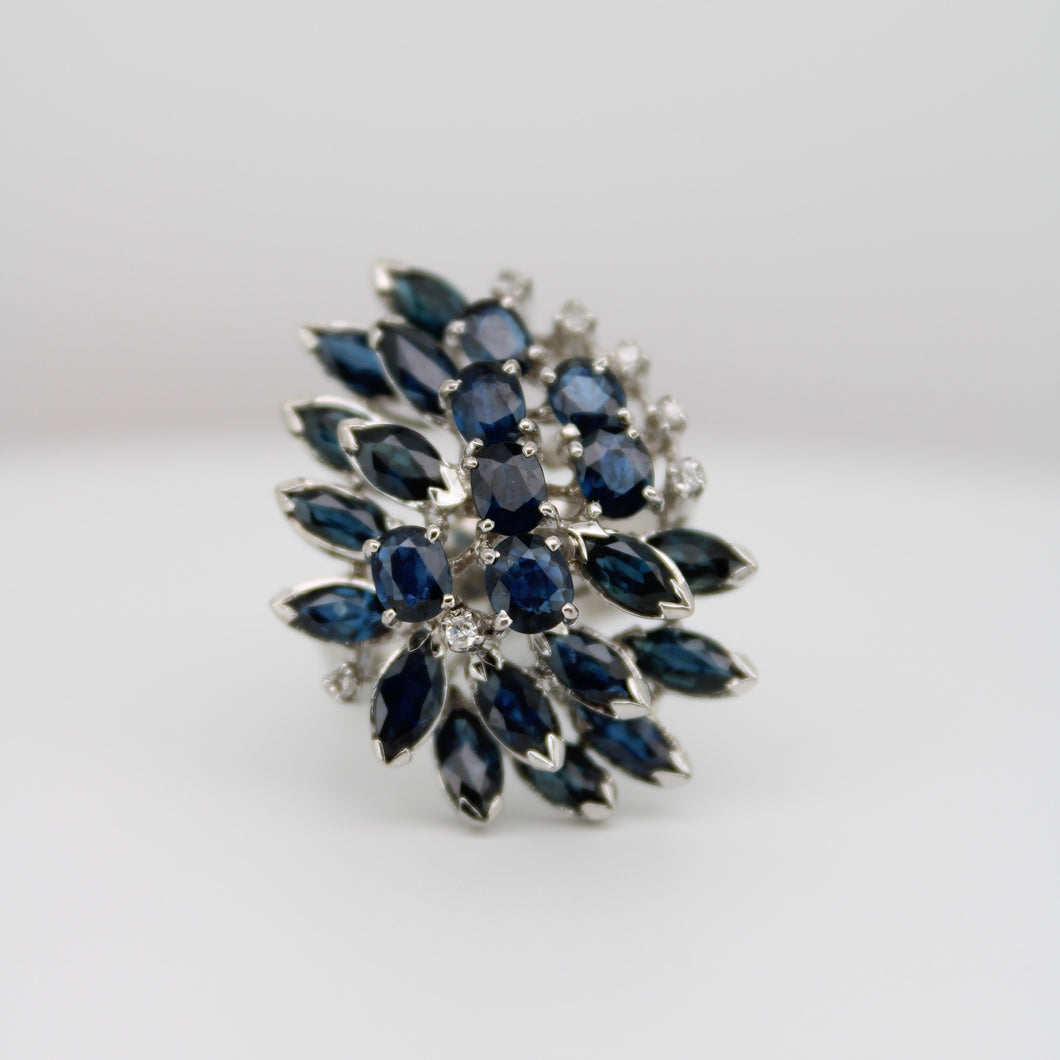 Anillo en paladio con zafiros y diamantes.