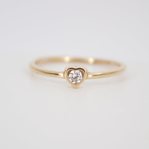 Anillo corazón en oro rosa 14k con zirconia.