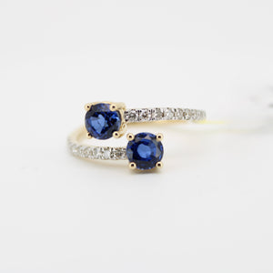 Anillo en oro amarillo 14k con zafiros y diamantes.