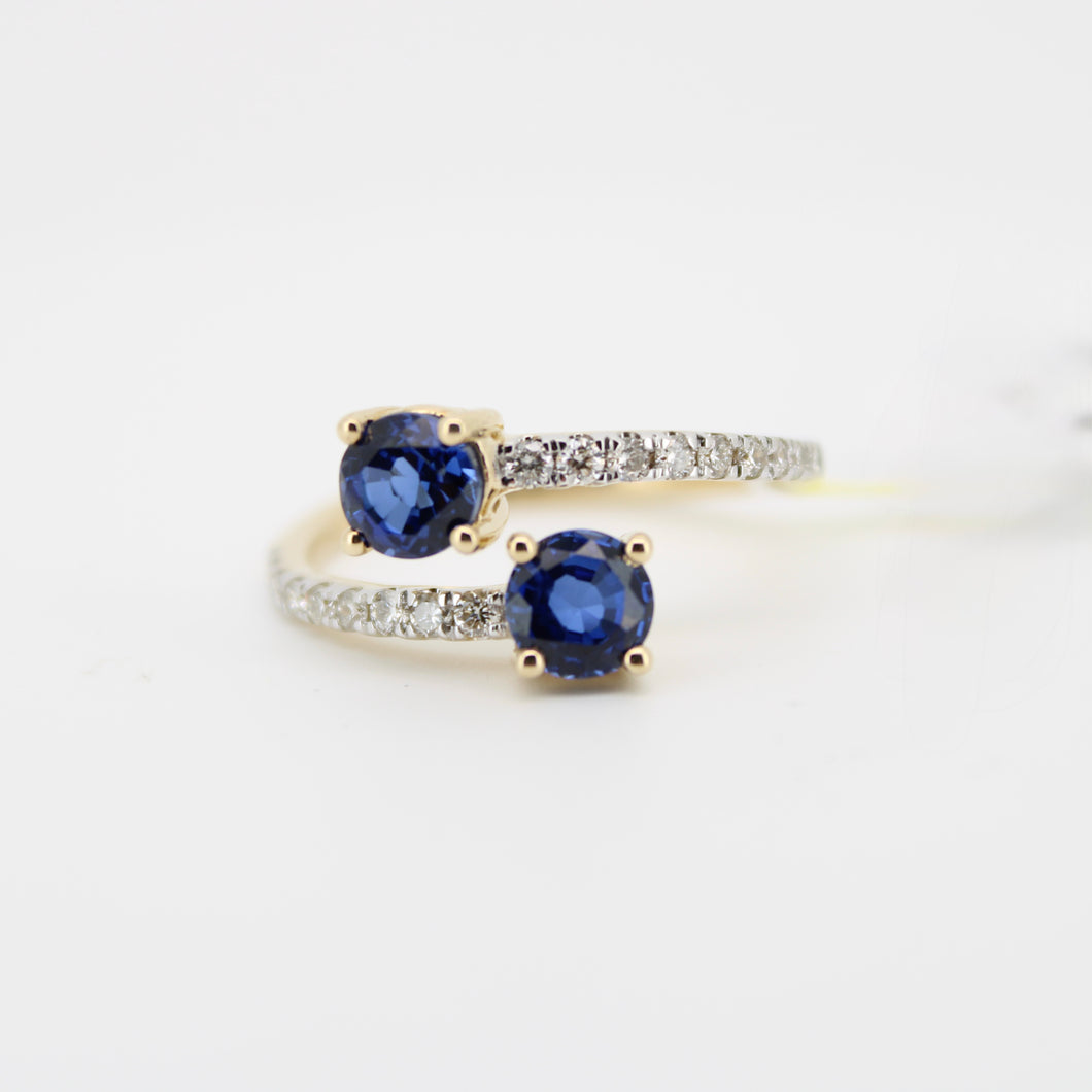 Anillo en oro amarillo 14k con zafiros y diamantes.