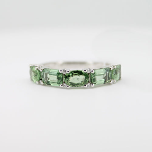 Churumbela en oro blanco 14k con zafiros verdes.