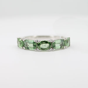 Churumbela en oro blanco 14k con zafiros verdes.