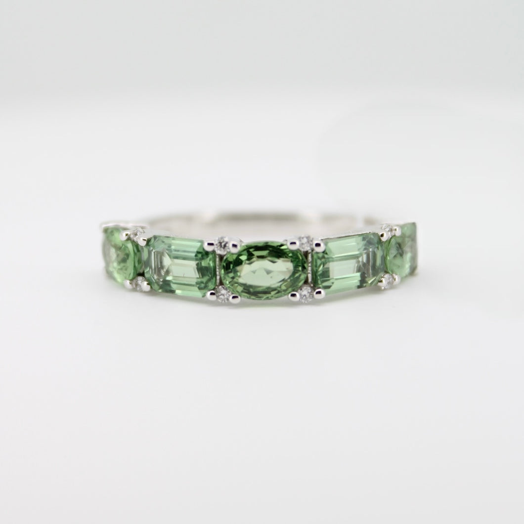 Churumbela en oro blanco 14k con zafiros verdes.