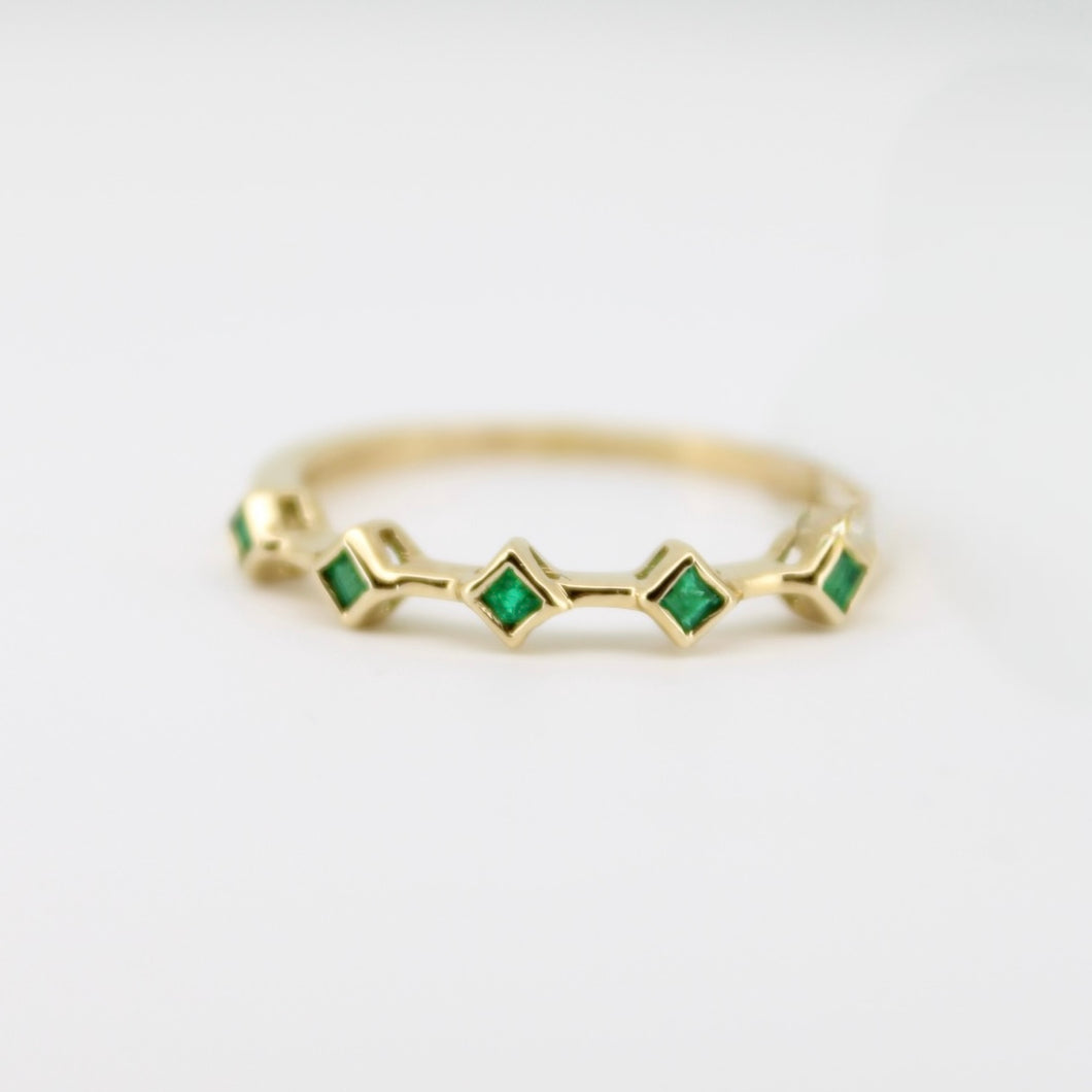 Churumbela oro amarillo 14k con esmeraldas.