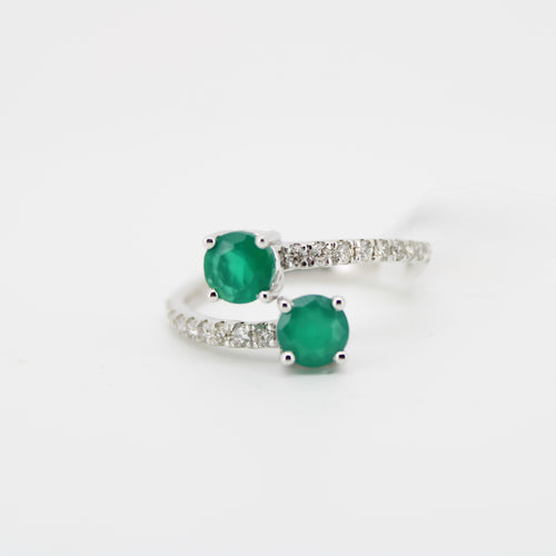 Anillo en oro blanco 14k con Esmeraldas y diamantes.