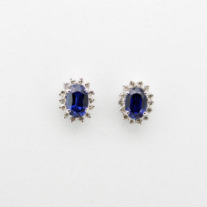 Aretes en oro blanco 14k con zafiros y diamantes.