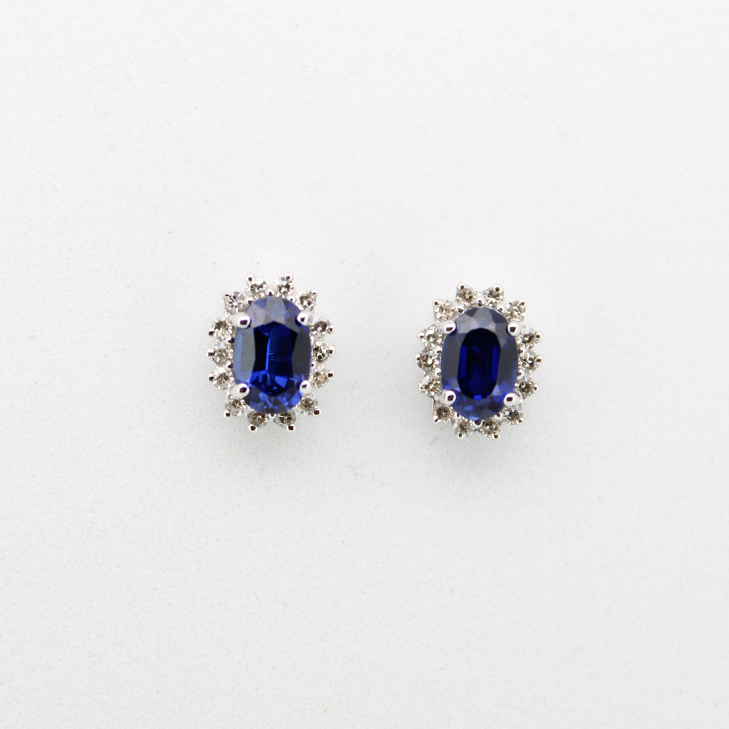 Aretes en oro blanco 14k con zafiros y diamantes.