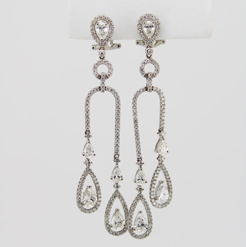 Aretes en oro blanco 18k con diamantes.