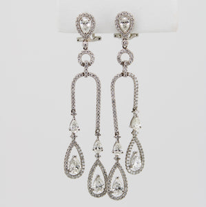 Aretes en oro blanco 18k con diamantes.