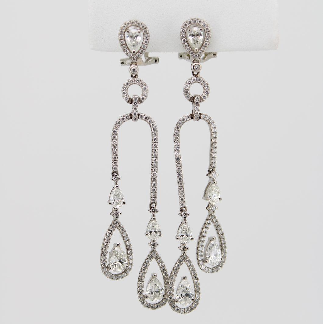 Aretes en oro blanco 18k con diamantes.
