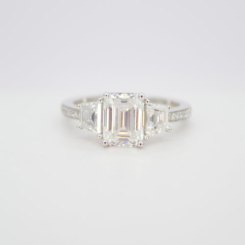 Anillo en oro blanco 14k con moissanita.