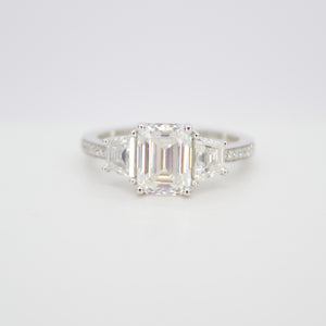 Anillo en oro blanco 14k con moissanita.