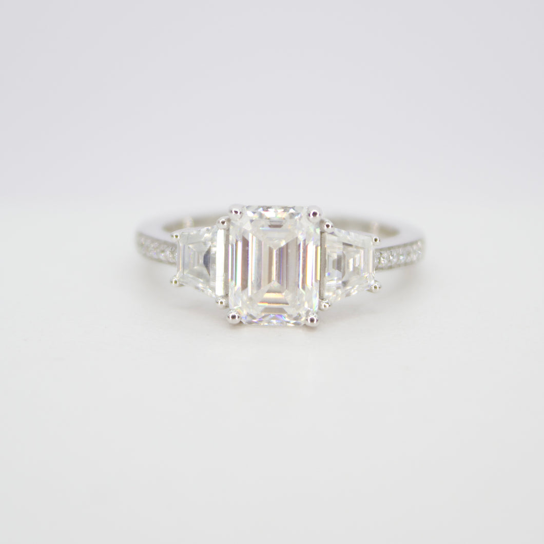 Anillo en oro blanco 14k con moissanita.