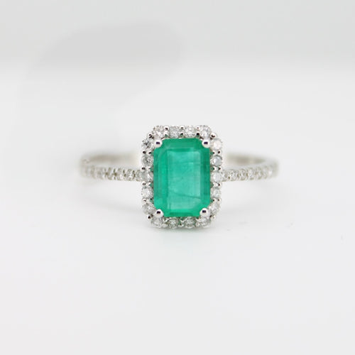 Anillo oro blanco 18k con Esmeralda y diamantes.