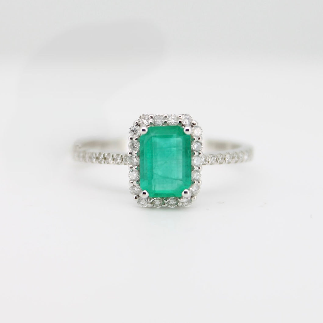 Anillo oro blanco 18k con Esmeralda y diamantes.