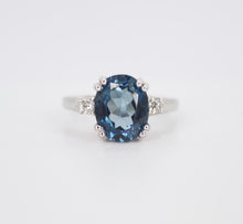 Cargar imagen en el visor de la galería, Anillo con Topacio y diamantes.