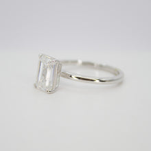 Cargar imagen en el visor de la galería, Anillo en oro blanco 14k con moissanita.
