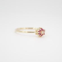 Cargar imagen en el visor de la galería, Anillo en oro amarillo 14k con rubi y zirconia.