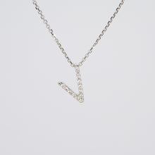 Cargar imagen en el visor de la galería, Gargantilla inicial V en oro blanco 14k con diamantes.