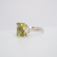 Cargar imagen en el visor de la galería, Anillo en oro blanco 14k con citrino limón y diamantes.
