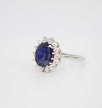 Cargar imagen en el visor de la galería, Anillo con zafiro y diamantes.