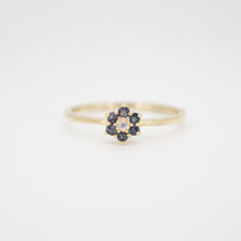 Cargar imagen en el visor de la galería, Anillo en oro amarillo 14k con zafiro y zirconia.