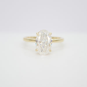 Anillo en oro amarillo 14k con moissanitas.
