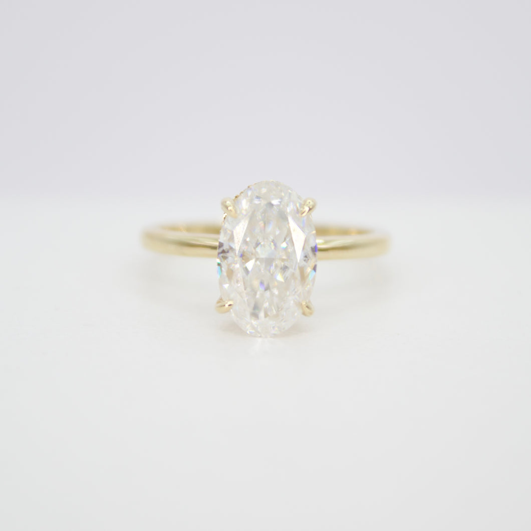 Anillo en oro amarillo 14k con moissanitas.