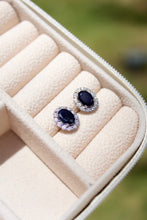 Cargar imagen en el visor de la galería, Aretes en oro blanco 14k con zafiro y diamantes..