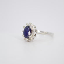 Cargar imagen en el visor de la galería, Anillo en oro blanco 14k con zafiro u diamantes.