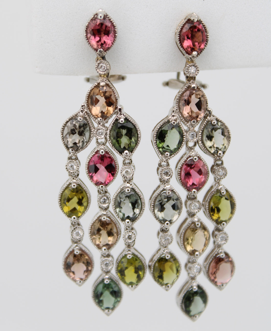 Aretes en oro blanco 18k con turmalinas y diamantes.