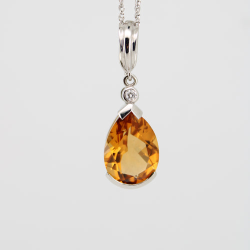 Gargantilla en oro blanco 14k con citrino y diamantes.