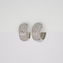 Cargar imagen en el visor de la galería, Huggies en oro blanco 14k con diamantes.