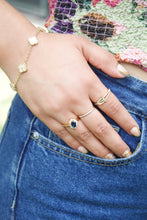 Cargar imagen en el visor de la galería, Anillo oro amarillo 14k con zafiro y diamantes.