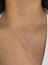 Cargar imagen en el visor de la galería, Gargantilla inicial E en oro blanco 14k con diamantes.
