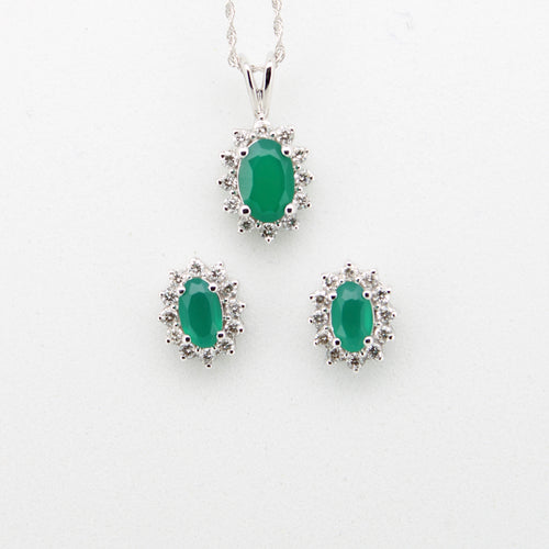Juego en oro blanco 14k con esmeraldas y diamantes.