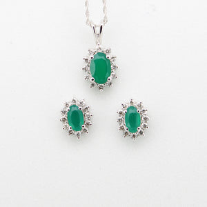 Juego en oro blanco 14k con esmeraldas y diamantes.