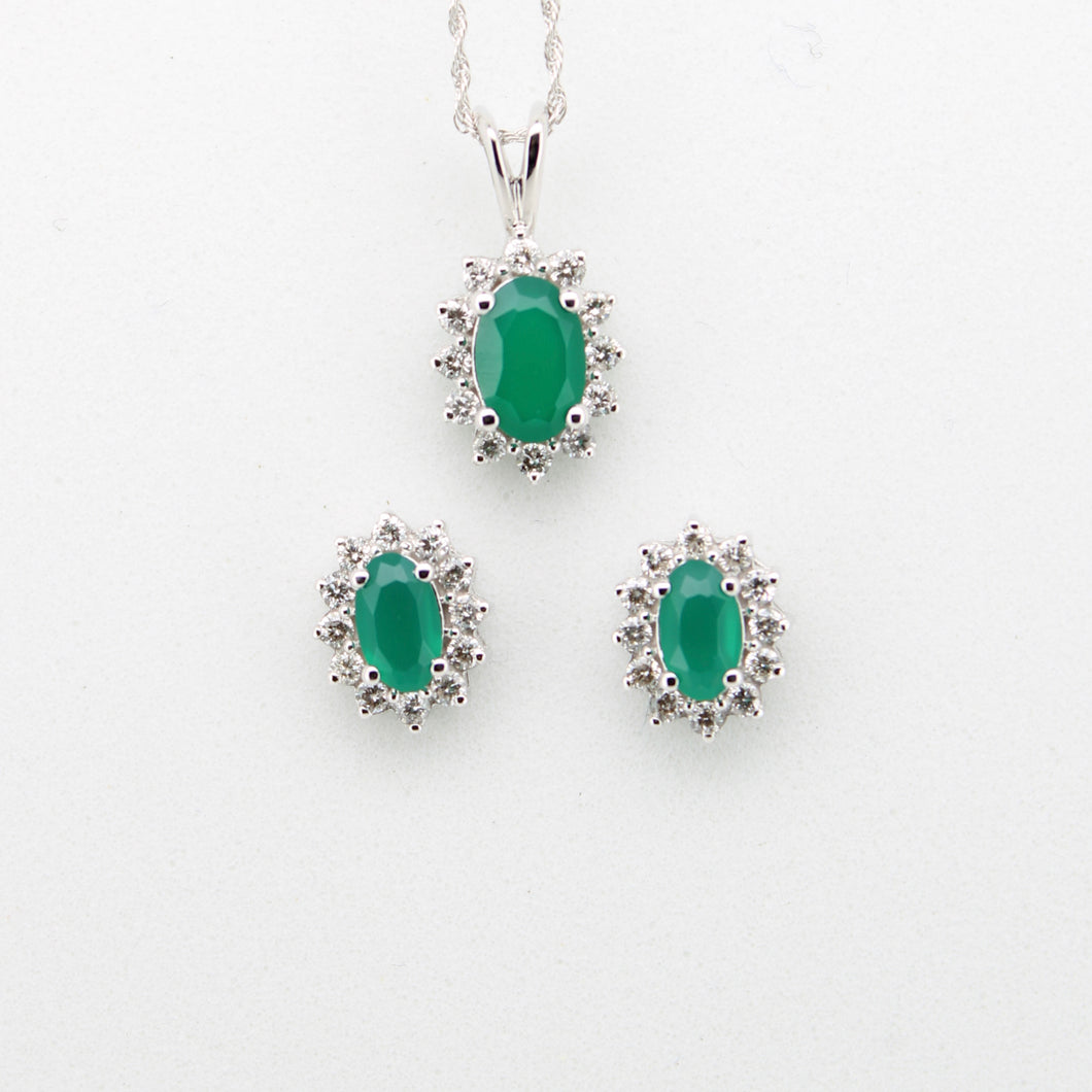Juego en oro blanco 14k con esmeraldas y diamantes.