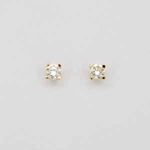 Aretes en oro amarillo 14k con diamantes.