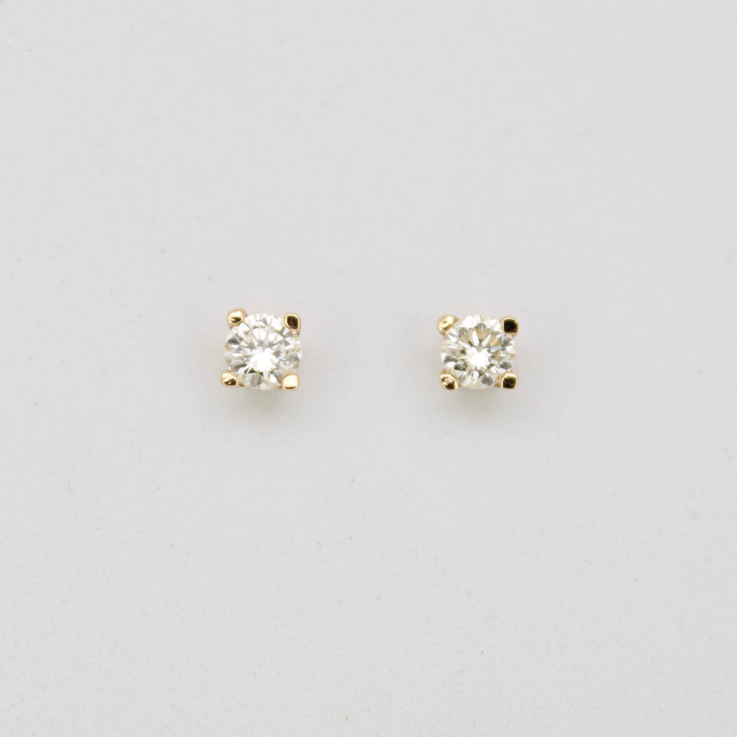 Aretes en oro amarillo 14k con diamantes.