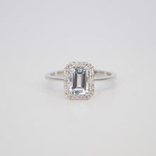 Cargar imagen en el visor de la galería, Anillo en oro blanco 14k aguamarina y diamantes.